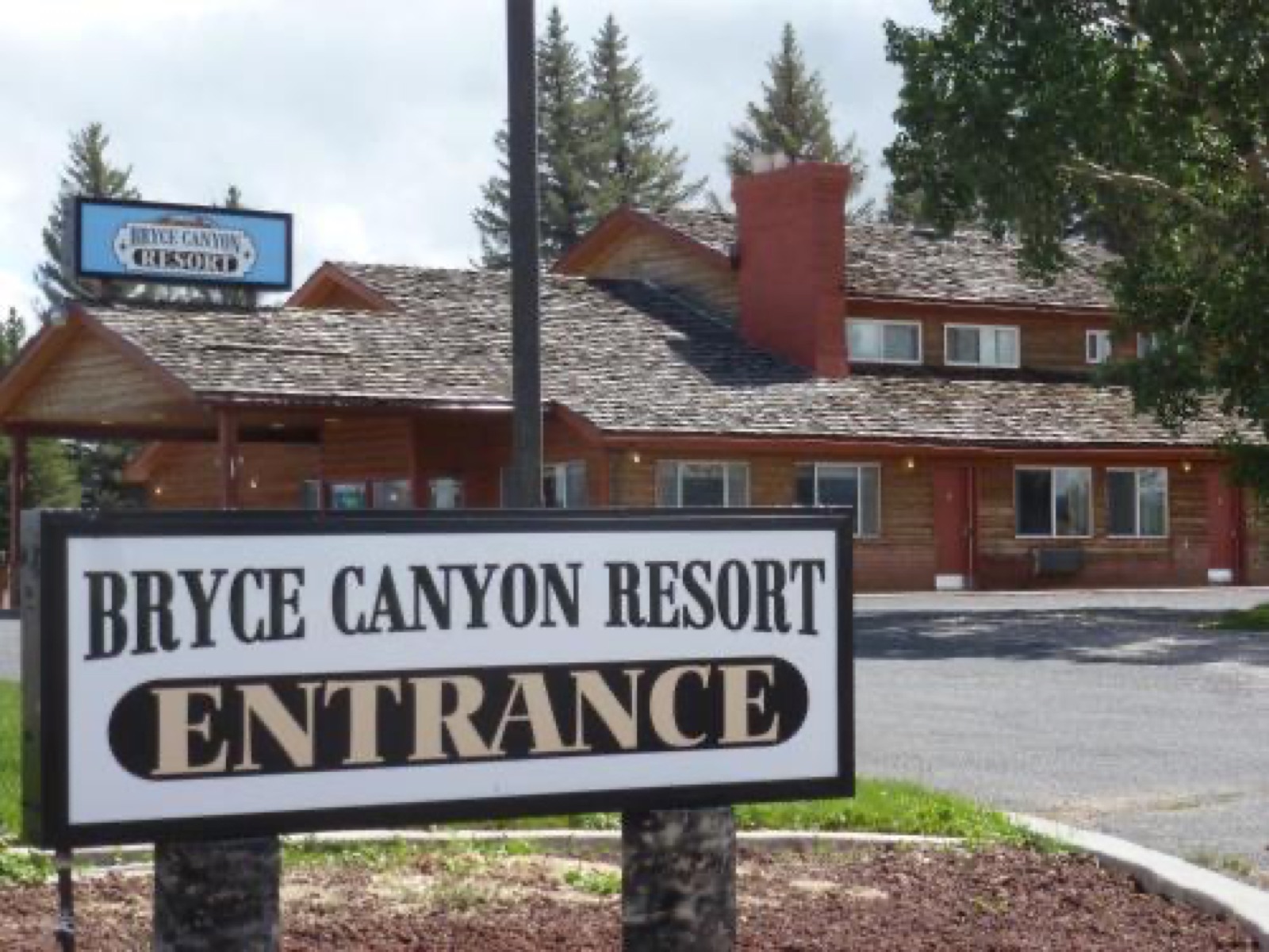 Bryce Canyon Resort lodge buildings near Bryce Canyon National Park